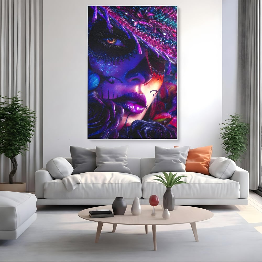 Tablou canvas cu tablou canvas cu portret feminin mov, in rama de aluminiu argintiu, pe perete intr-un living